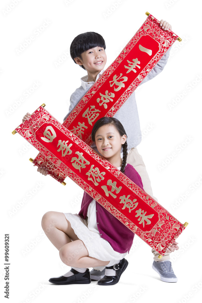 快乐的孩子用对联庆祝中国新年