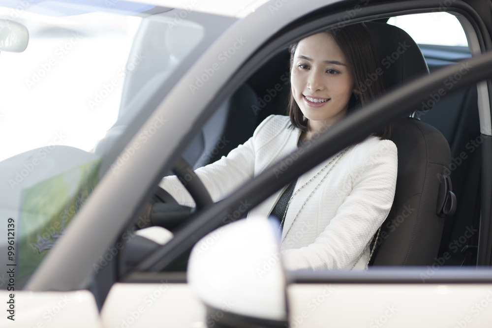 年轻女性在展厅选车