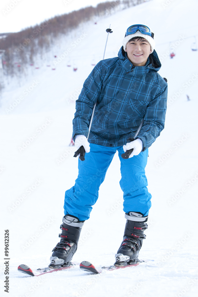 滑雪场的年轻人