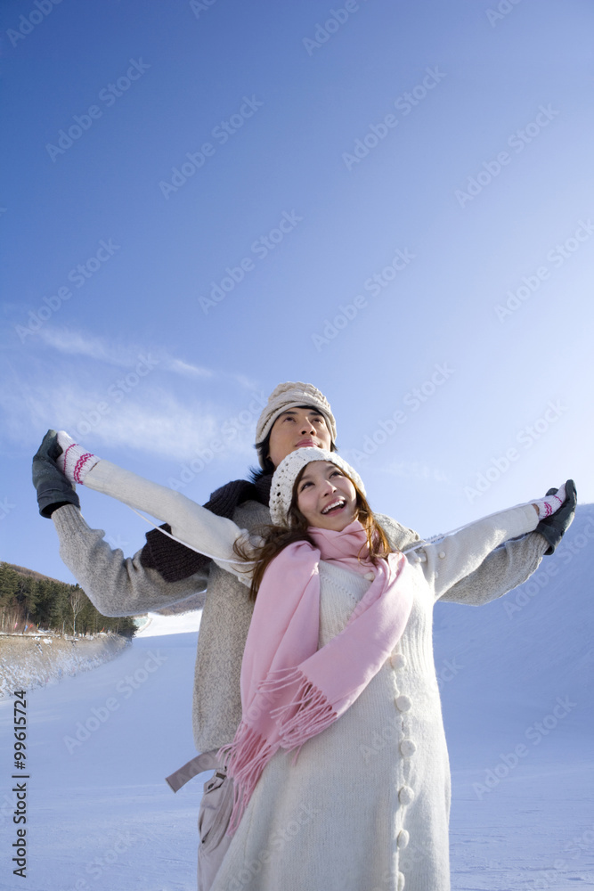 年轻夫妇在雪地里玩耍