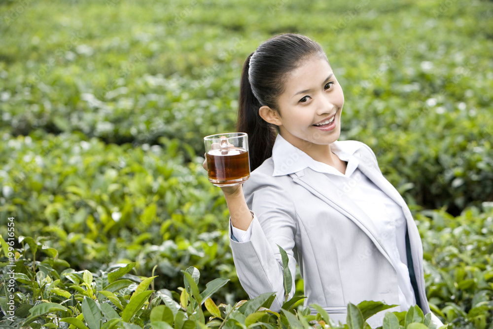 茶界年轻的女商人，用新鲜冲泡的茶