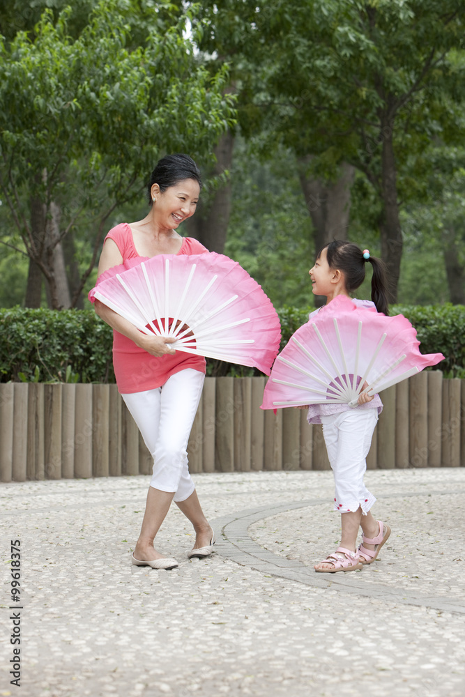 祖母教孙女跳扇子舞