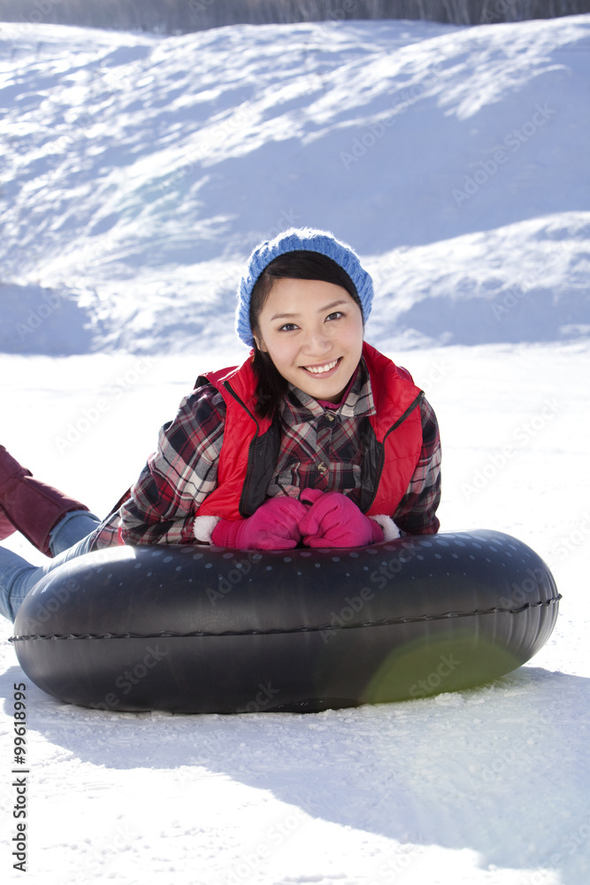 快乐的年轻女人在滑雪场玩得很开心