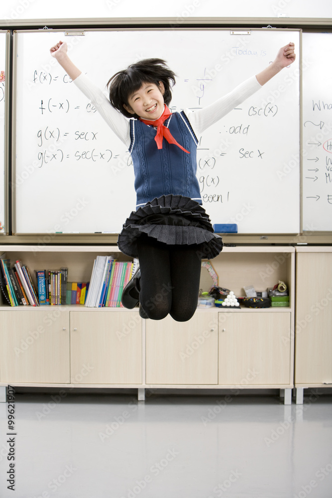 年轻学生跳到白板前