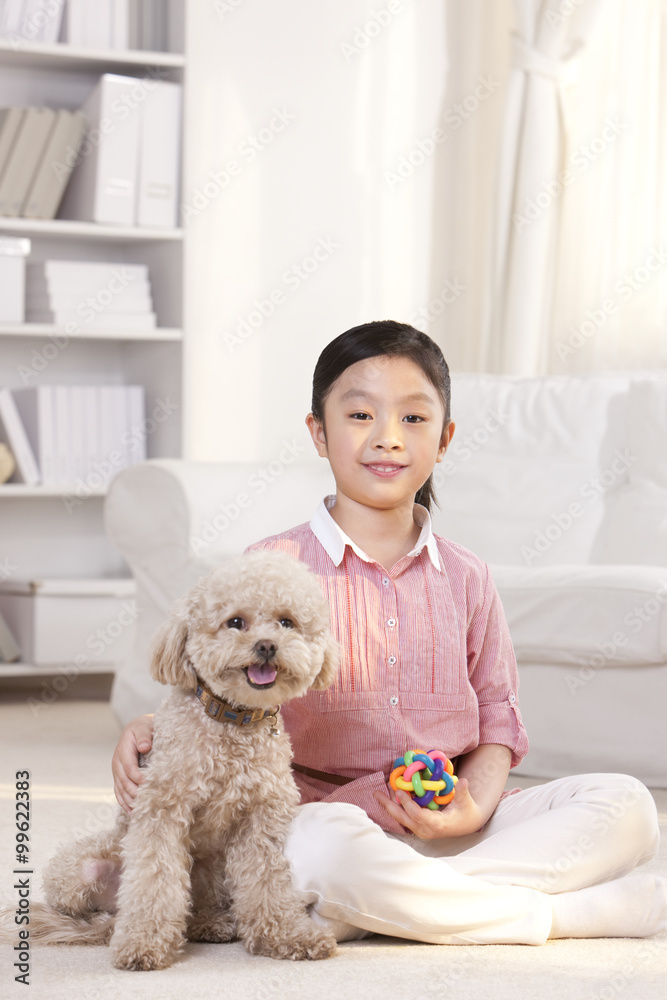 可爱的女孩在玩玩具贵宾犬