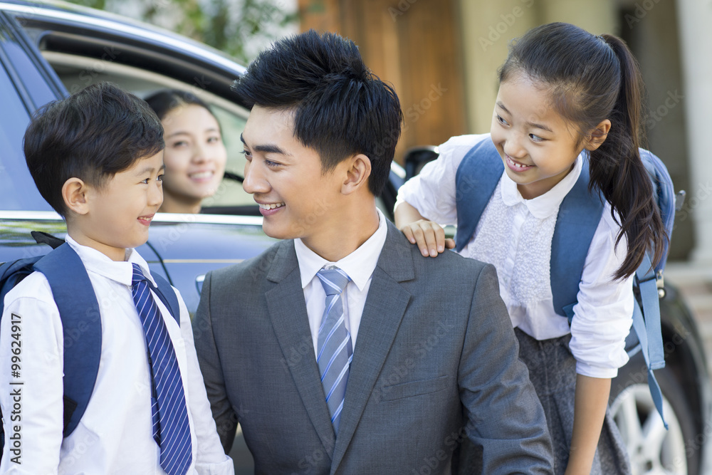 年轻夫妇送孩子上学