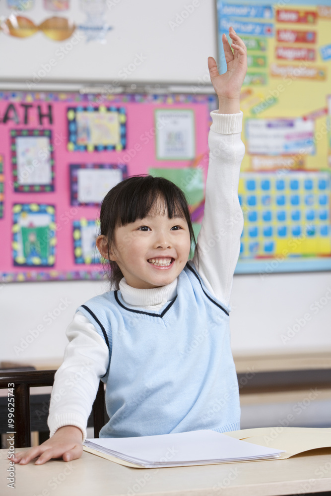 年轻学生在课堂上举手