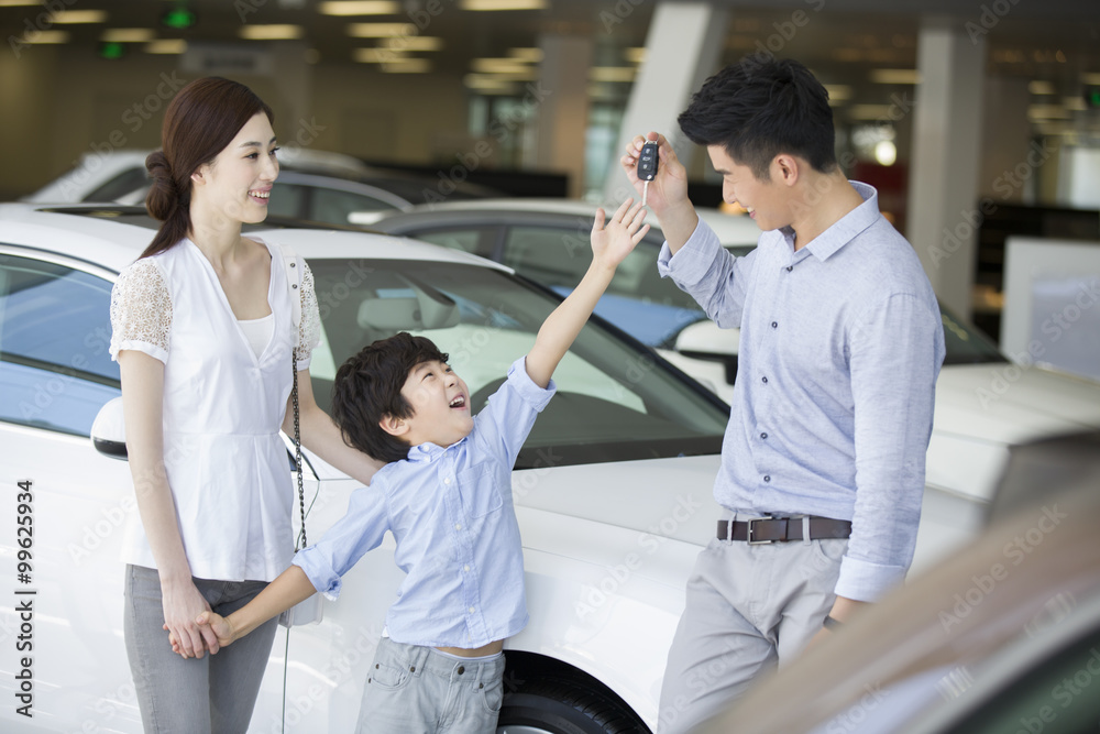 年轻家庭在展厅购车