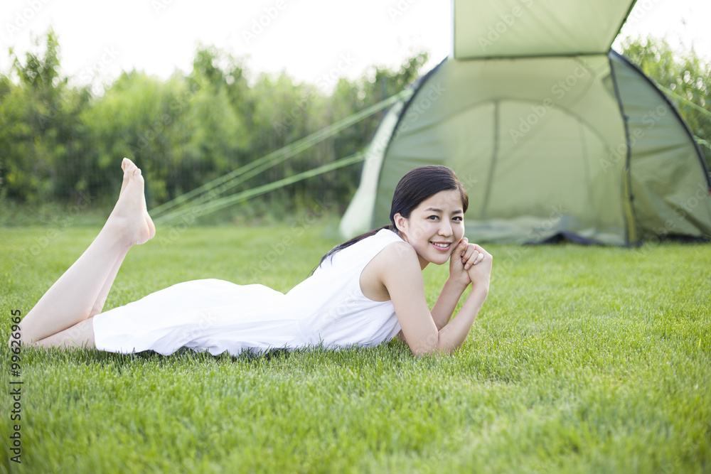 躺在草地上的年轻女子