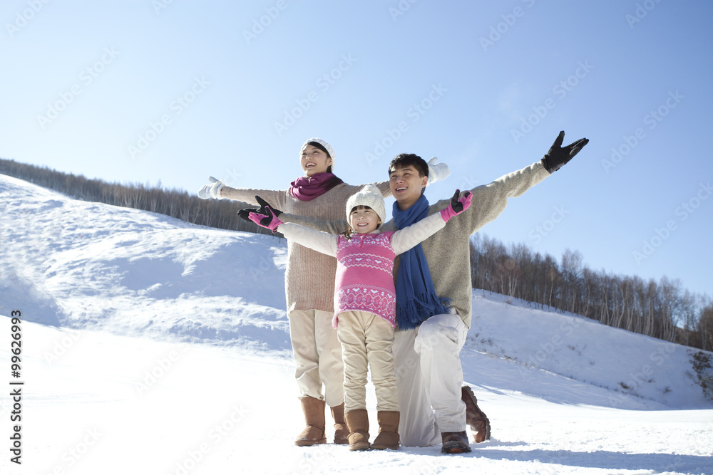 一家人在雪地里玩得很开心