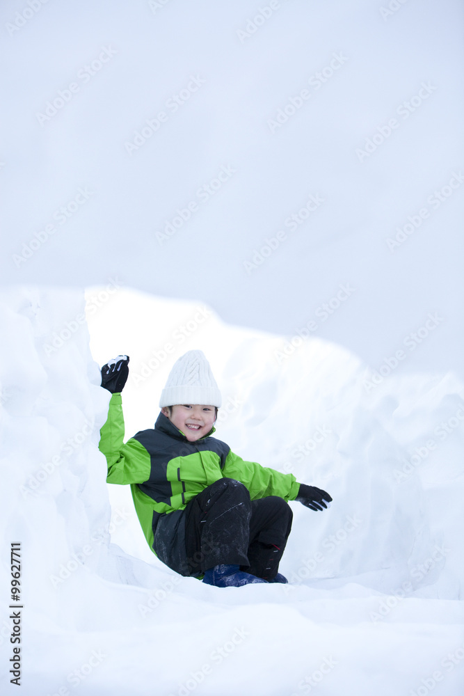 可爱的男孩在雪地里玩得很开心