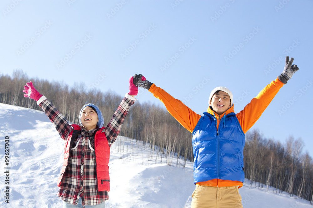 滑雪场快乐的年轻情侣