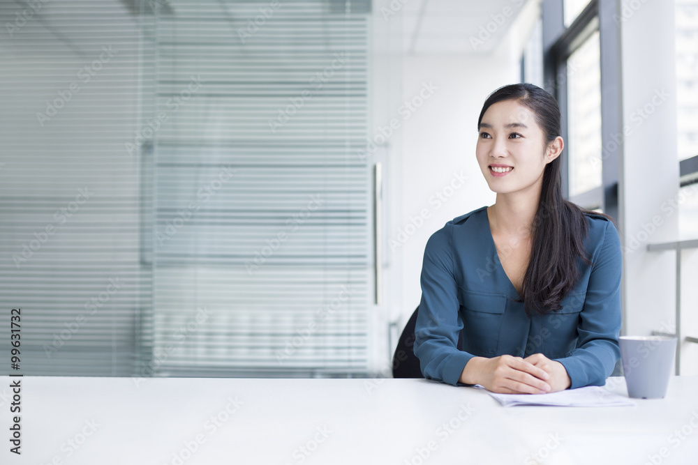 年轻女商人在职思考