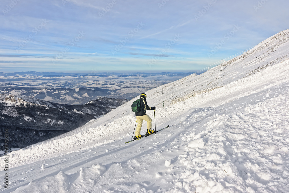 冬季鞑靼扎科帕内Kasprowy Wierc山顶的下坡滑雪