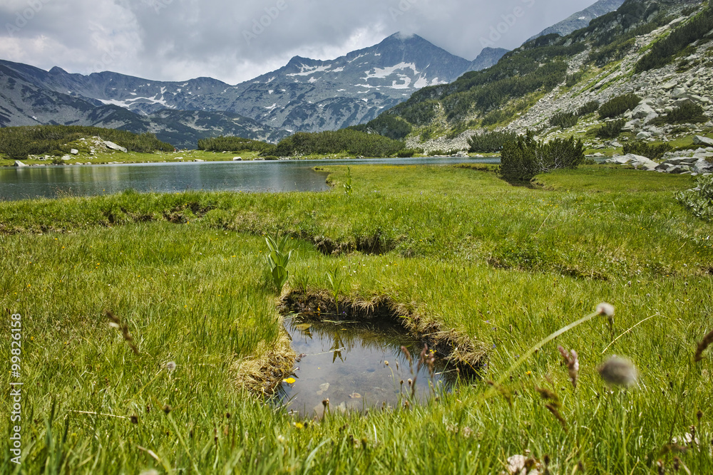 保加利亚皮林山Muratovo湖Banderishki Chukar峰全景和倒影