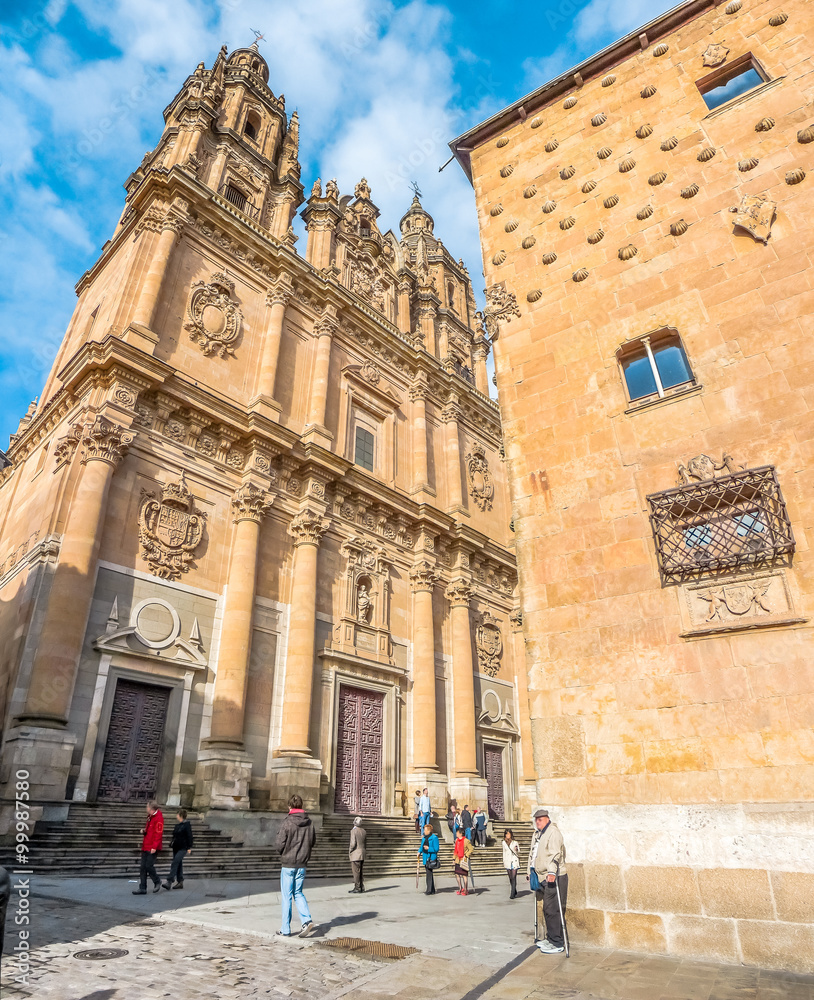 Casa de las Conchas with La Clerecia Church，萨拉曼卡，西班牙