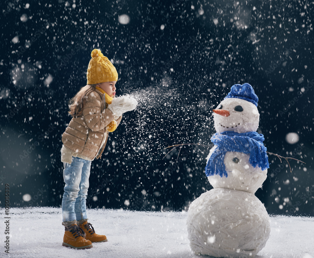 女孩和雪人在一起