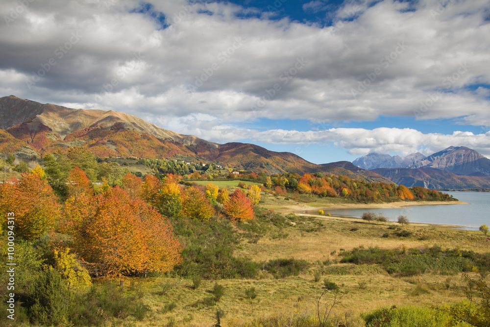 Campotosto的Autunno sul lago