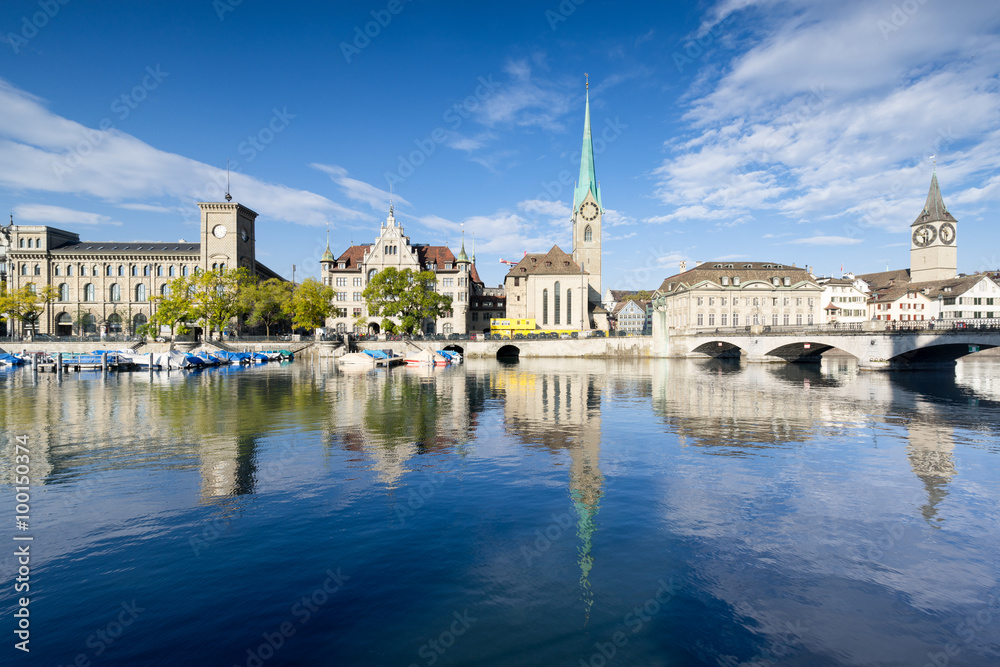 Zürich Stadtansicht mit Stadthaus, Fraumünster und Münsterbrücke Schweiz