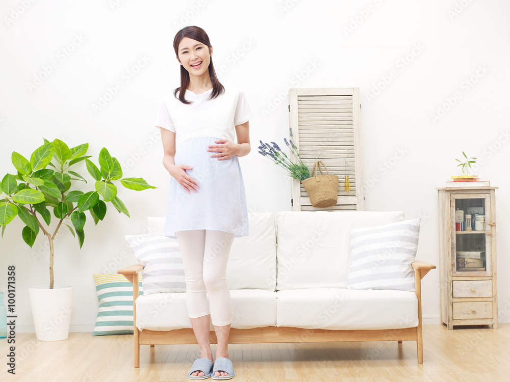 部屋に立つ妊婦　笑顔