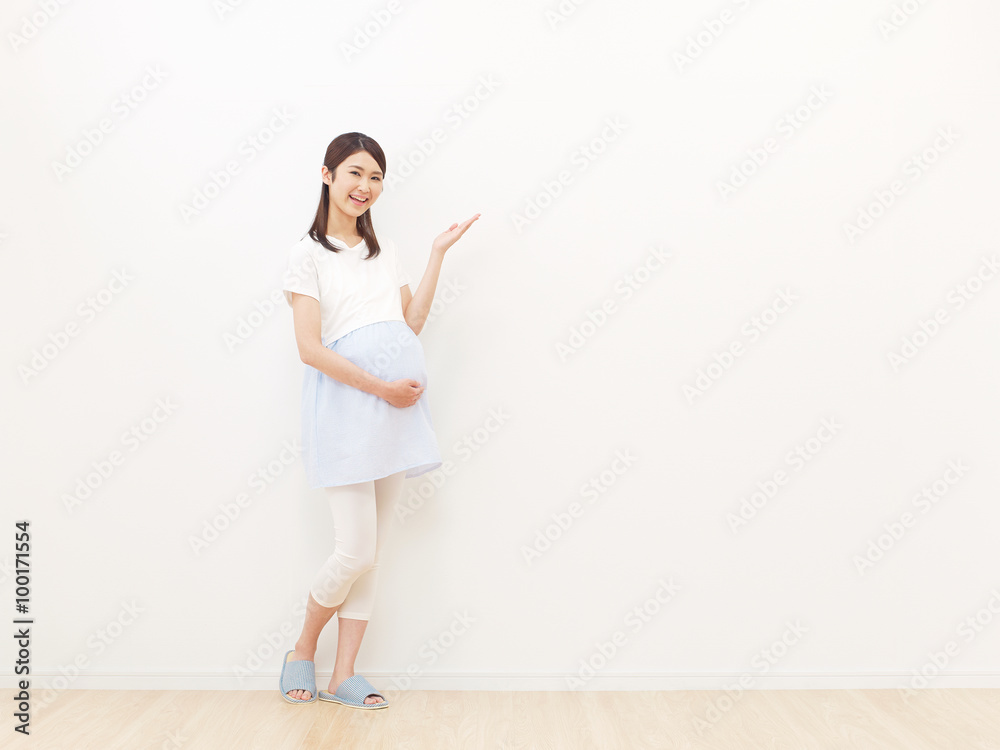 部屋に立つ妊婦　案内