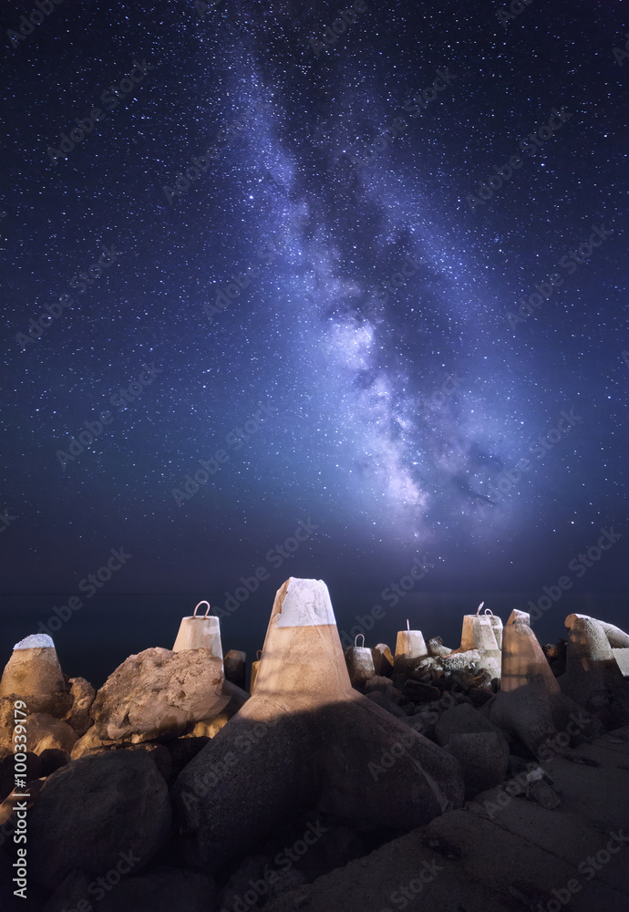 防波堤海岸的乳白色夜景。星空