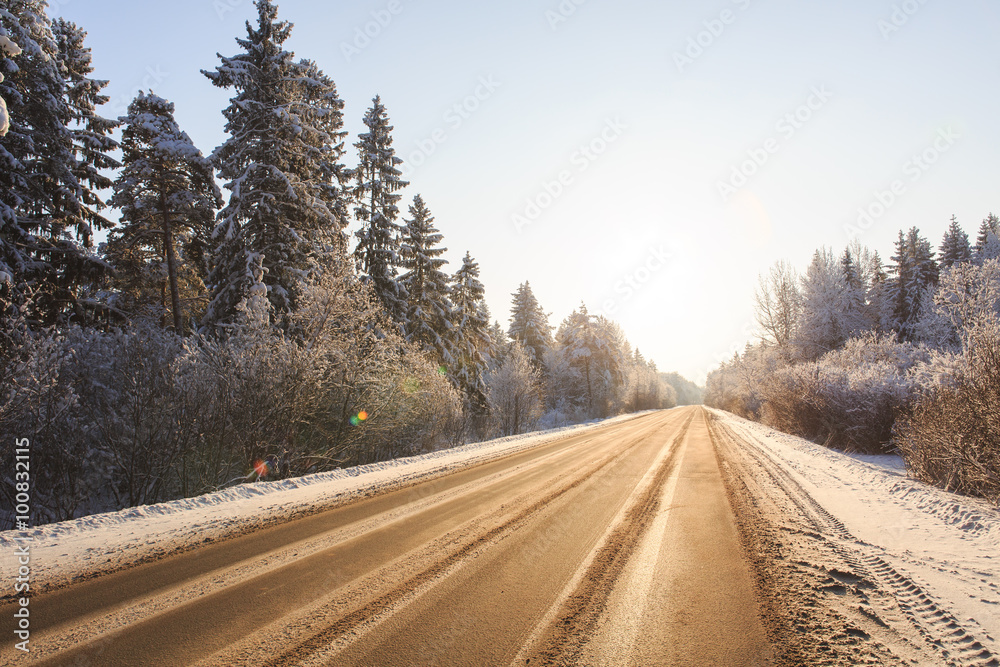 穿越雪地森林的冬季之路