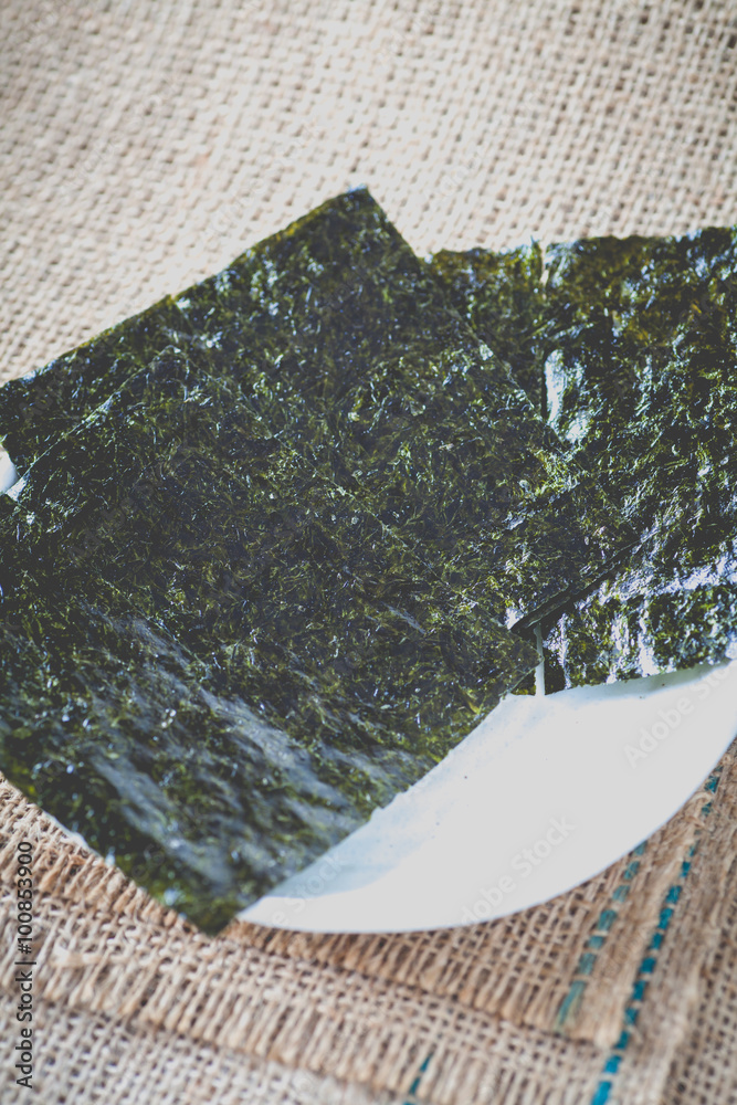 Nori，日本可食用海藻，用作寿司和卷寿司的包装