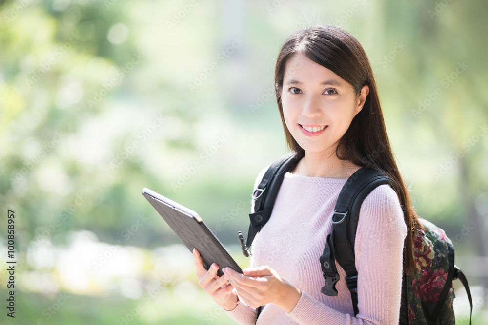 带数字平板电脑的女学生