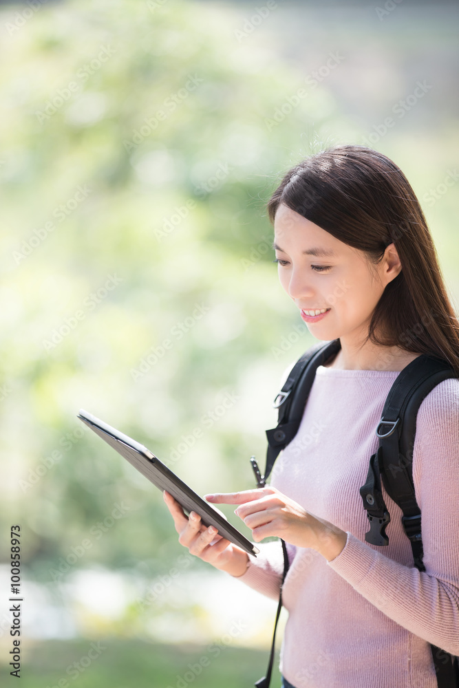 带数字平板电脑的女学生