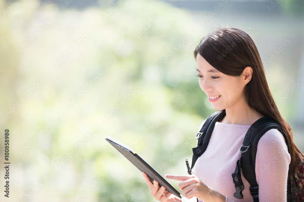 带数字平板电脑的女学生