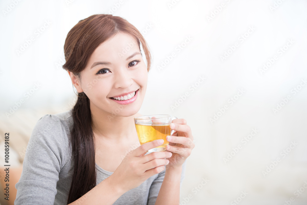 女人喝绿茶