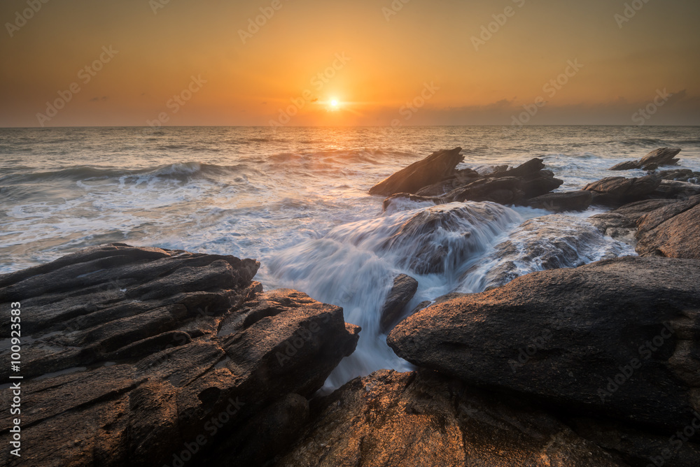 海浪冲击海滩上的岩石