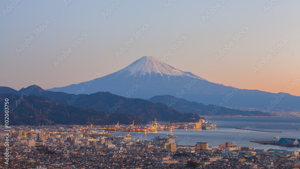 冬季静冈县的富士山和糖谷湾。