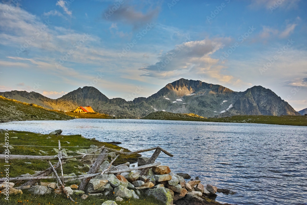 保加利亚皮林山特维诺湖和卡米尼察峰令人惊叹的日落全景