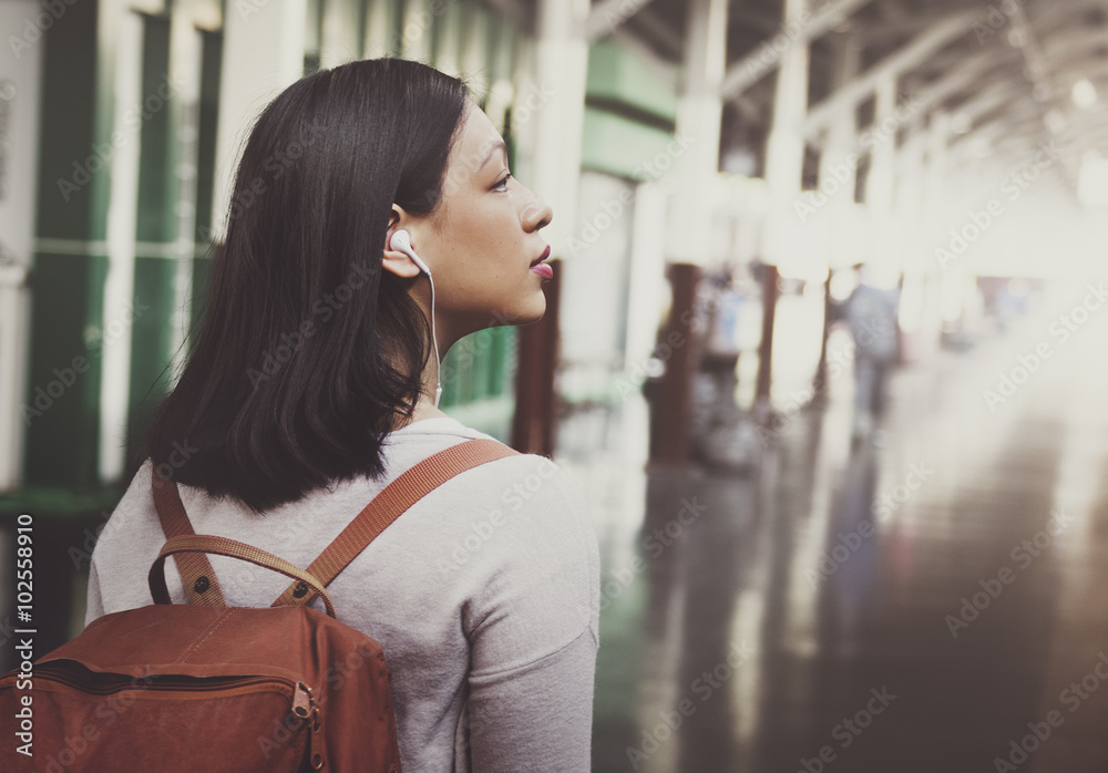 亚洲女士旅行者背包城市概念