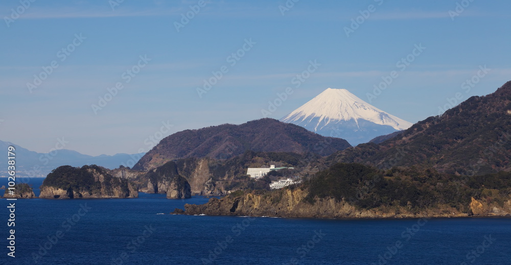 日本静冈县伊豆市的富士山和大海。