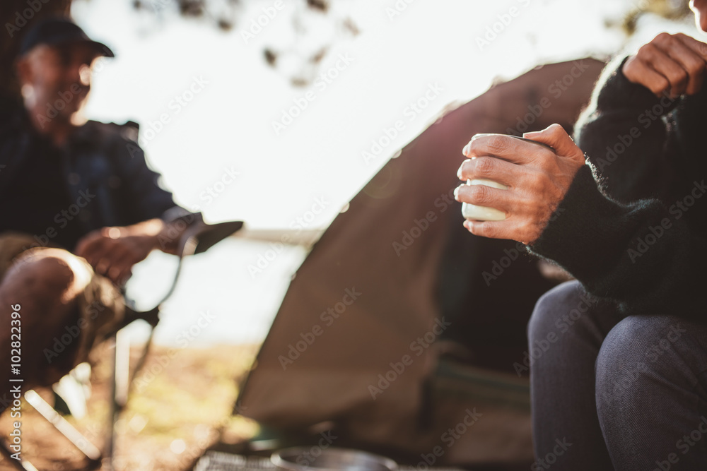 露营地一个拿着咖啡的女人的手