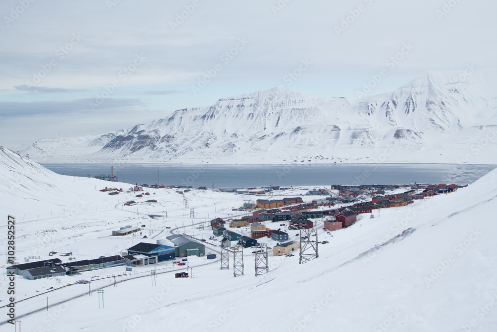 Spitsbergen Longyearbyen废弃煤矿的城市景观