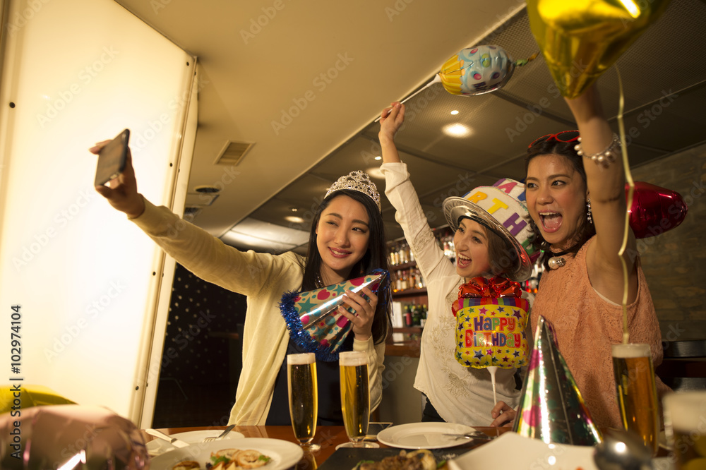 三位关系良好的女性正在庆祝生日