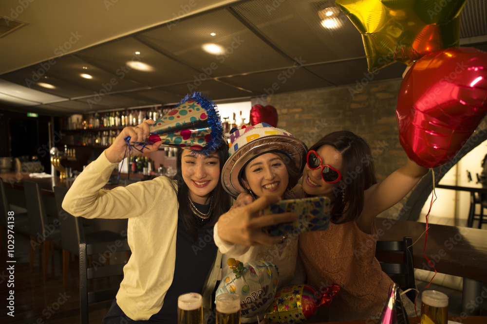 三位女士正在庆祝生日