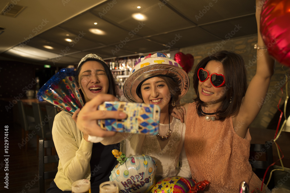 三位女士在酒吧庆祝生日