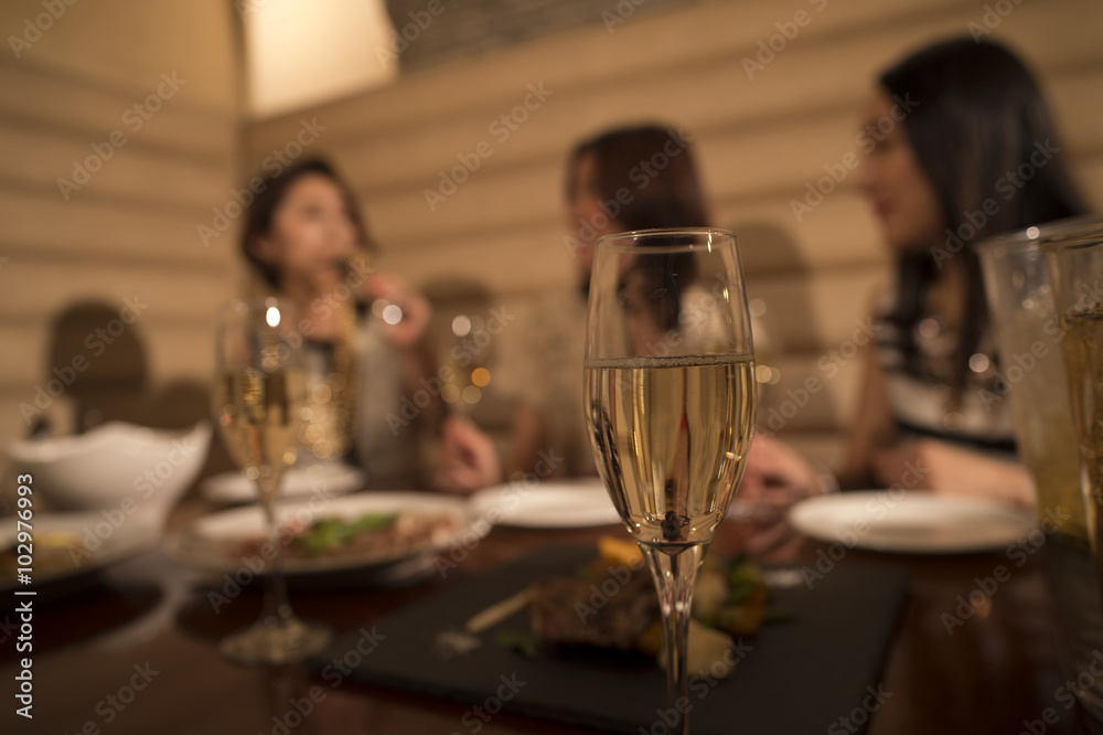 女人在豪华餐厅喝香槟