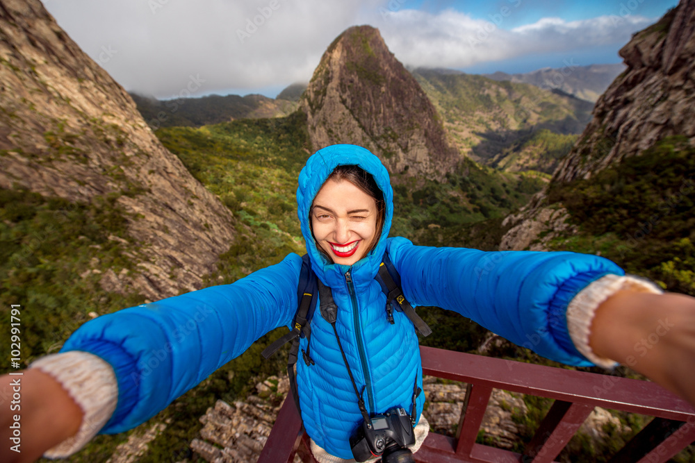 在拉戈梅拉岛上登山的女人