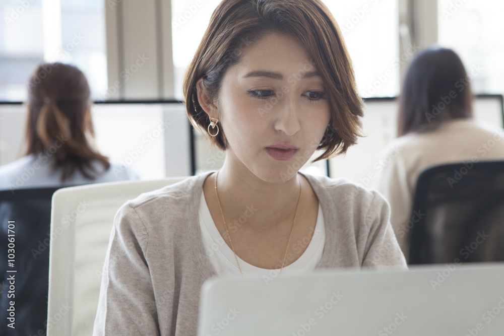 女商人正在用笔记本电脑工作