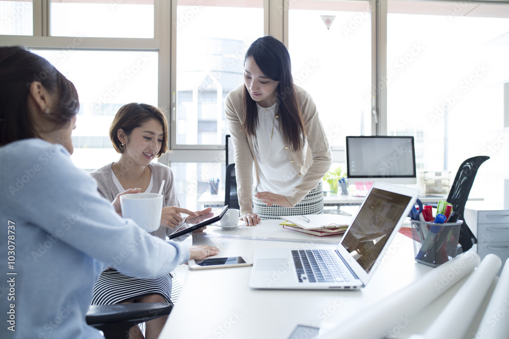 三名女性在办公室开会