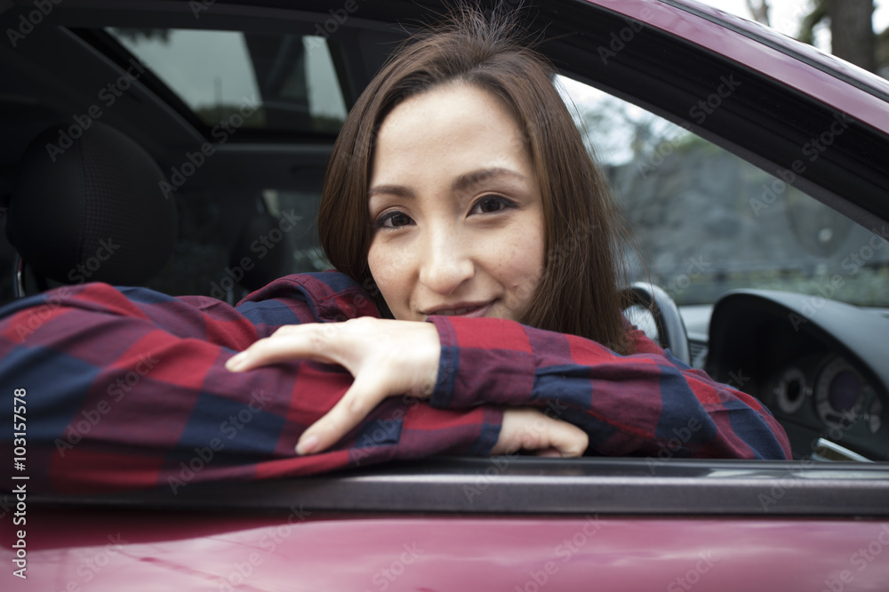 Women are smiling from the car window