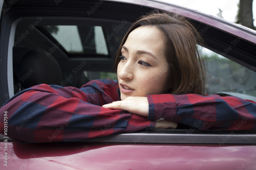 女人们正从车窗望向后面