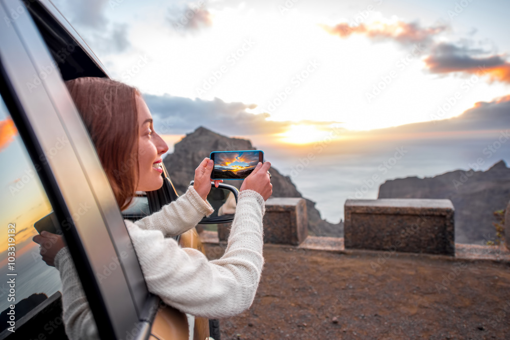 在拉戈梅拉岛上开车旅行的女人