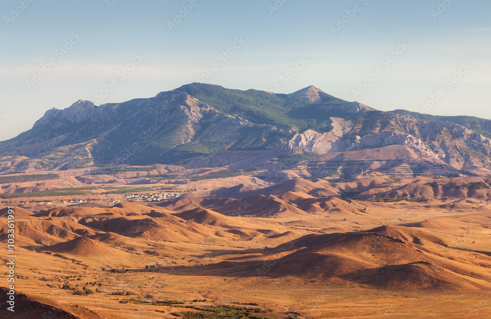 夏季日落时，山谷里的美景，多云的蓝天。自然景观